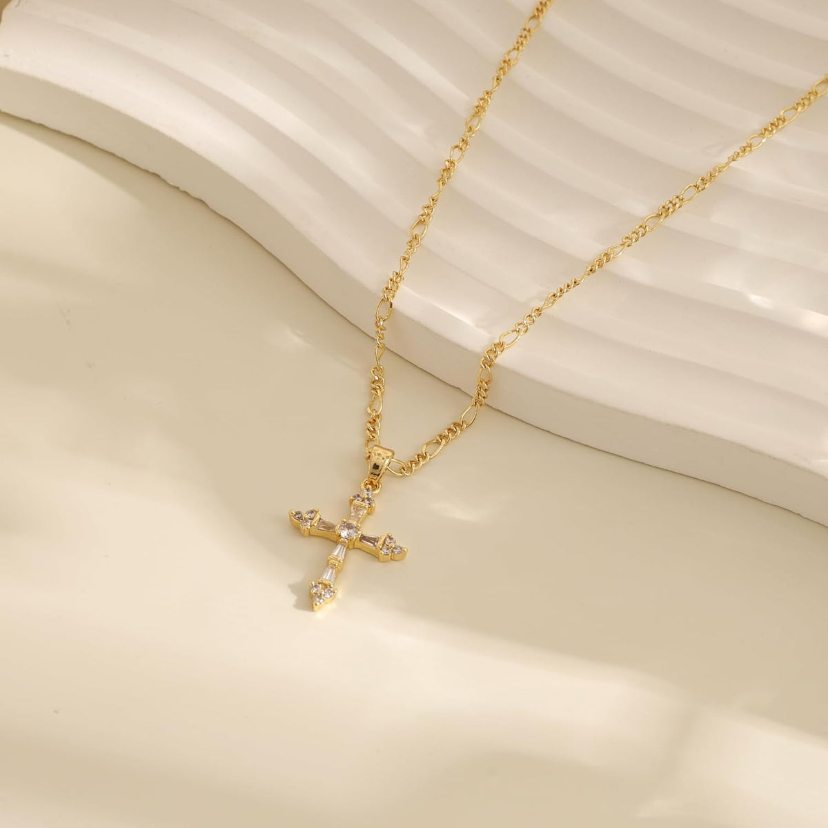 Cross Necklace for Women,Double Cross Necklace 14K Gold Plated Cross Pendant Necklace Dainty Gold Cross Necklaces for Women Trendy Small Cross Charm Necklace Simple Cute Choker Necklaces Gold Jewery
